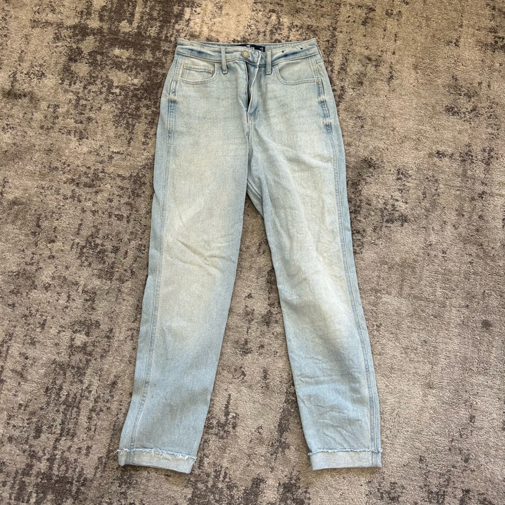 Hollister Ultra High-Rise Mom Jeans